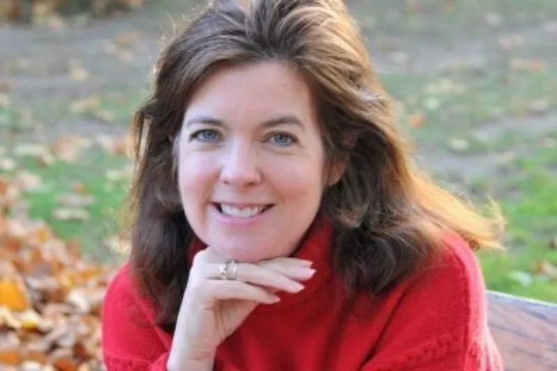 Headshot of author Clare Pooley