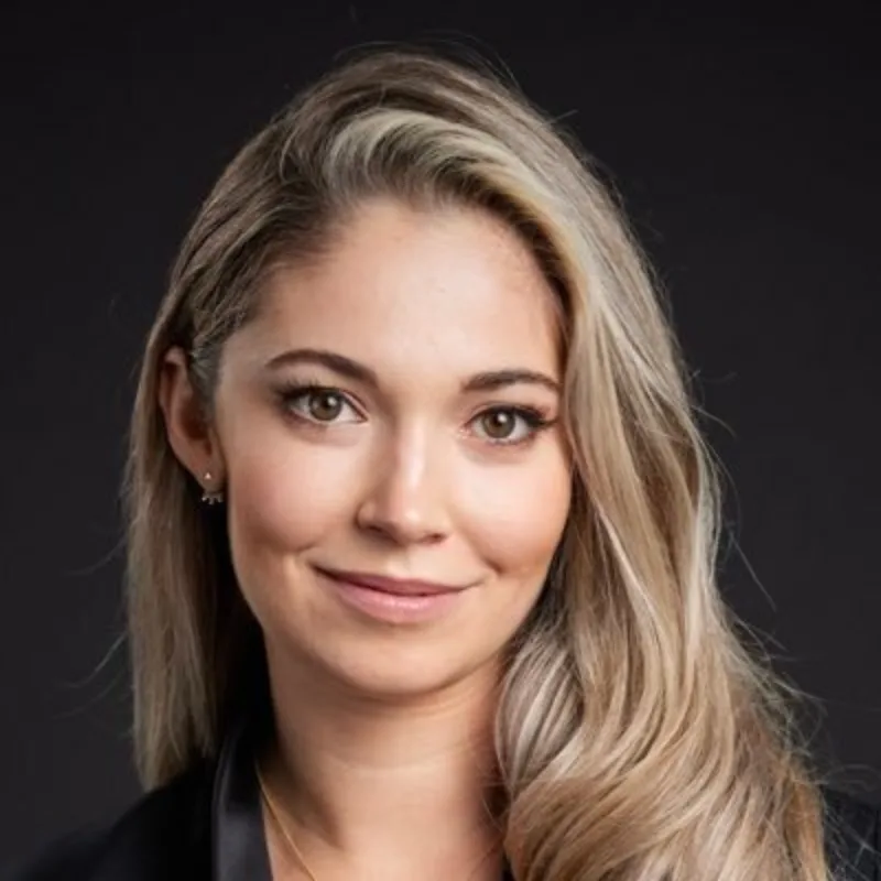 Headshot of author Dr Julia Shaw