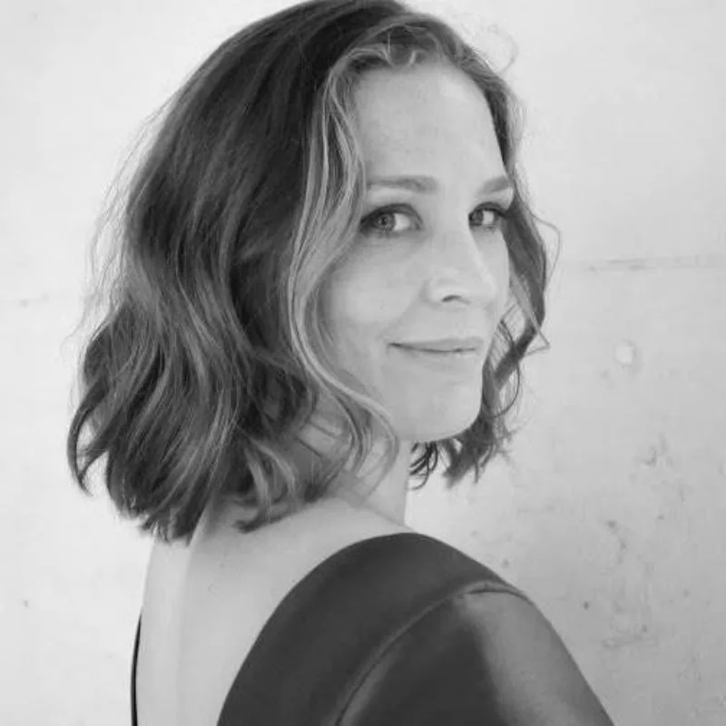 Headshot of author Jennifer Raff